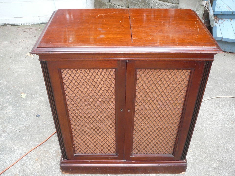 MAGNAVOX am sw tube console mahogany radio 134H Regency record player 