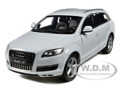 AUDI Q7 WHITE 118 DIECAST MODEL CAR BY WELLY 18032