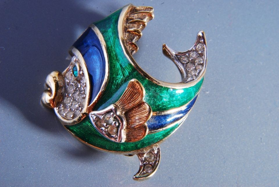 ATTWOOD & SAWYER GREEN & BLUE TROPICAL FISH BROOCH 150s