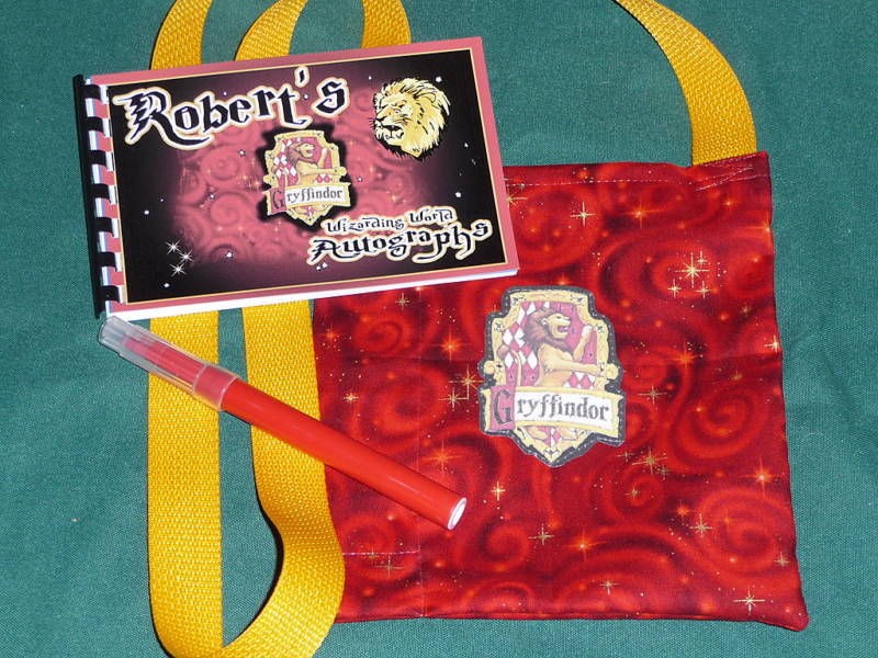 HARRY POTTER Disney GRYFFINDOR Autograph Book/Bag/Pen