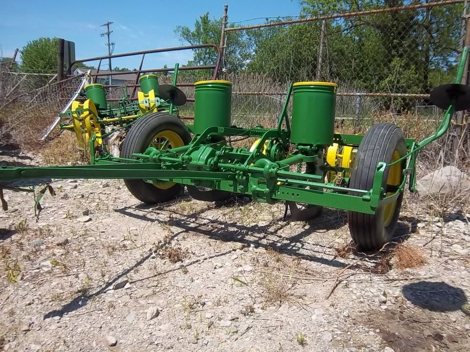 John Deere 290 two row corn planter Great for food plat