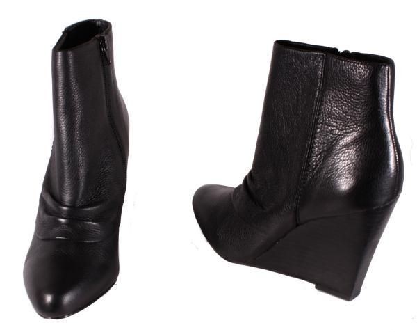 Report Elvis Womens Black Wedged Booties Medium Width