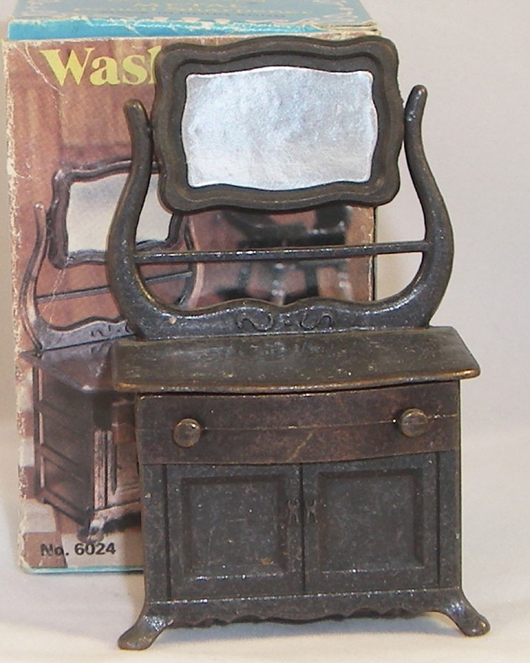 VINTAGE WASHSTAND DIE CAST PENCIL SHARPENER