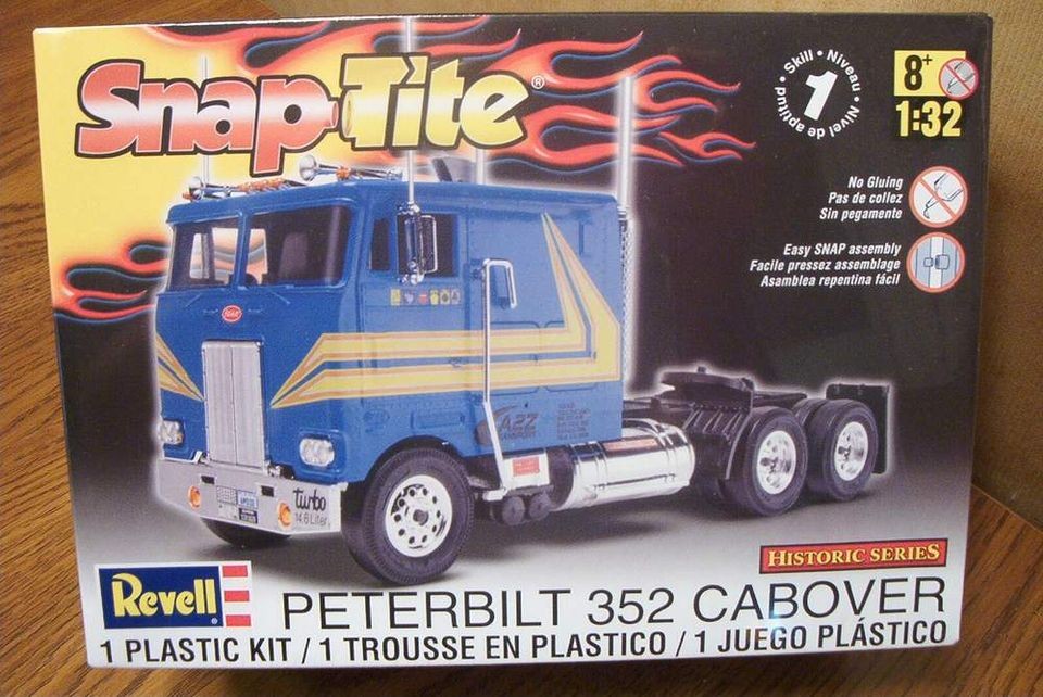 REVELL Snap Tite PETERBILT 352 CABOVER 1/32 SCALE MODEL KIT