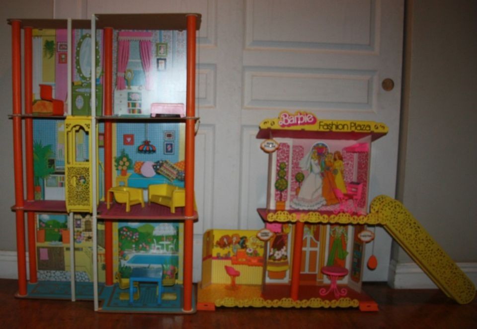 VINTAGE BARBIE TOWNHOUSE & VINTAGE BARBIE BOUTIQUE W/ FURNITURE 9 