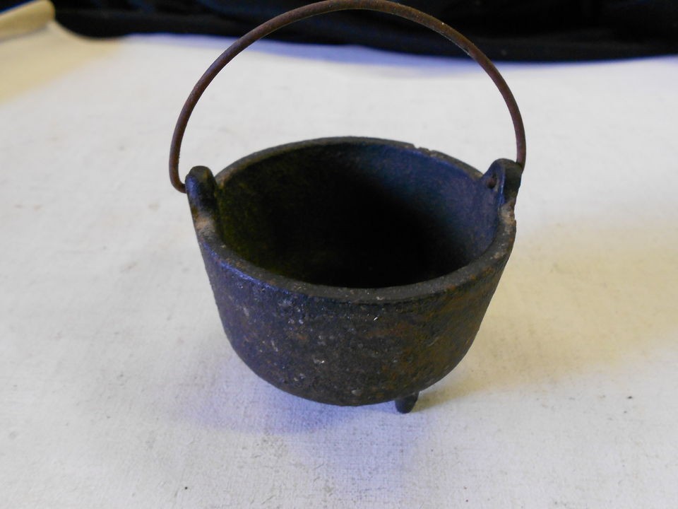 Vintage Miniature Cast Iron Kettle. Footed. With Handle. FREE SHIP IN 