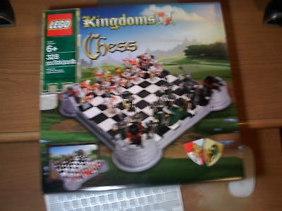 New LEGO SET Castle KINGDOMS Chess Board 28 Minifigures ( RARE )