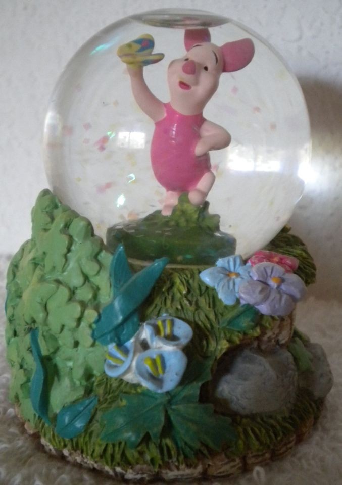 Disney Winnie the Poohs Piglet with Butterfly Mini Snowglobe   NWOB 