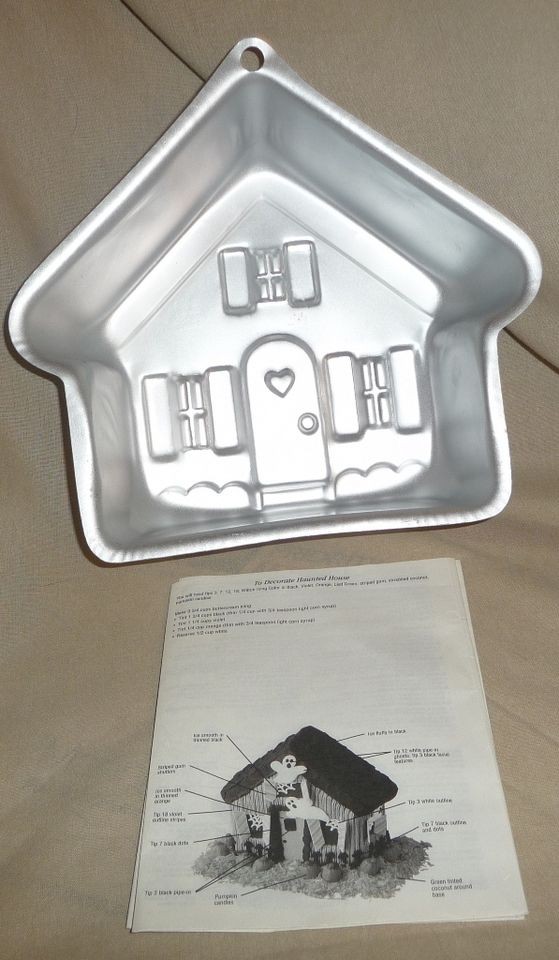 Wilton Stand up dog haunted doll House Santas Workshop cake pan 2105 