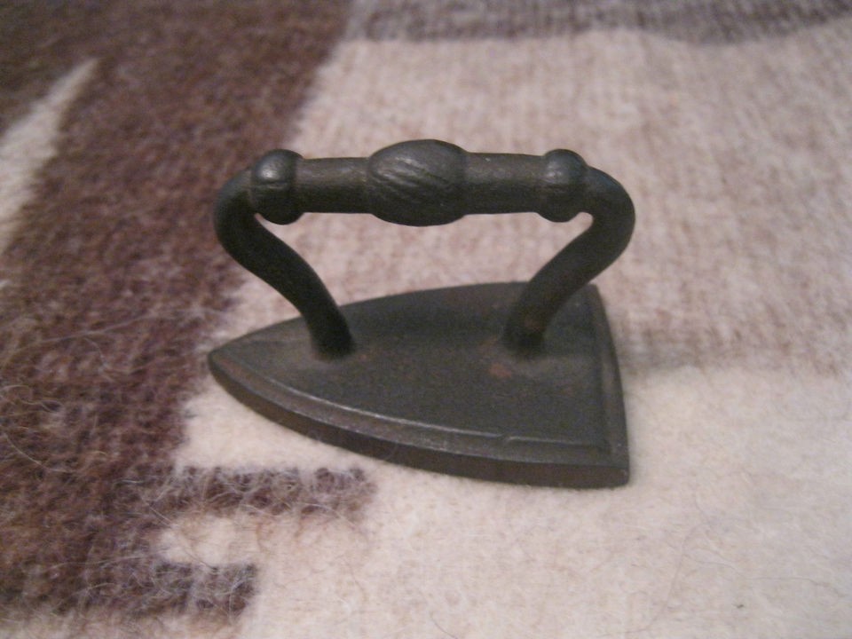 VINTAGE MINIATURE CAST IRON SAD IRON SALESMAN SAMPLE CHILD TOY