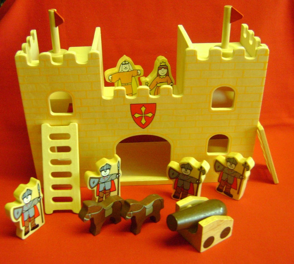   WOODEN KNIGHTS CASTLE & FIGURES PLAY SET. FUN TRADITIONAL TOY PW