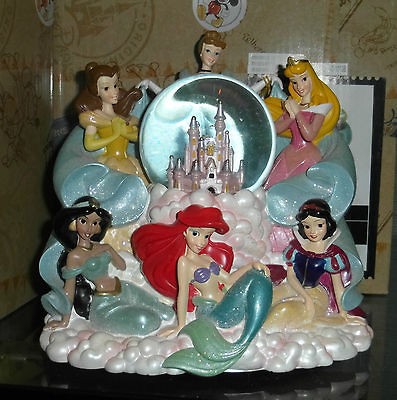 DISNEY PARKS PRINCESS FIGURINE MUSICAL SNOWGLOBE   BRAND NEW