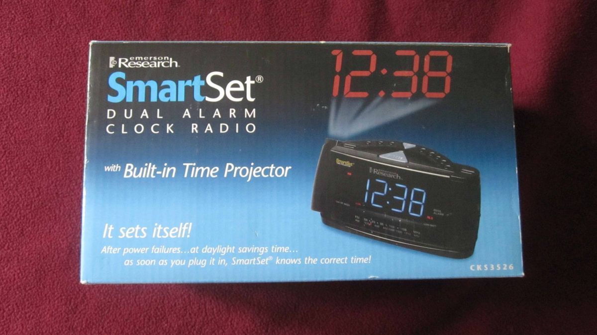   Research SmartSet Dual Alarm Clock Radio with Built in Time Projector