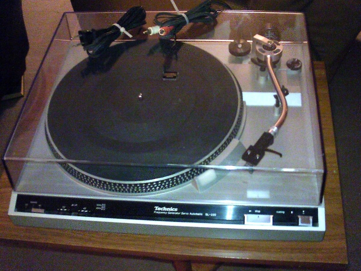 TECHNICS SL 220 TURNTABLE   Freq.Generator Servo Works,Grt.Cond.,Needs 