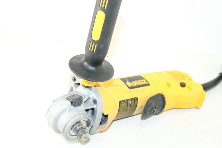NOT WORKING, AS IS DEWALT D28402 4 1/2 SMALL ANGLE GRINDER