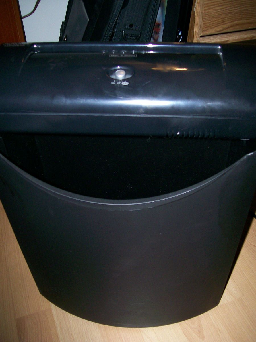 Aurora 8 Sheet Cross Cut Paper Shredder with Basket