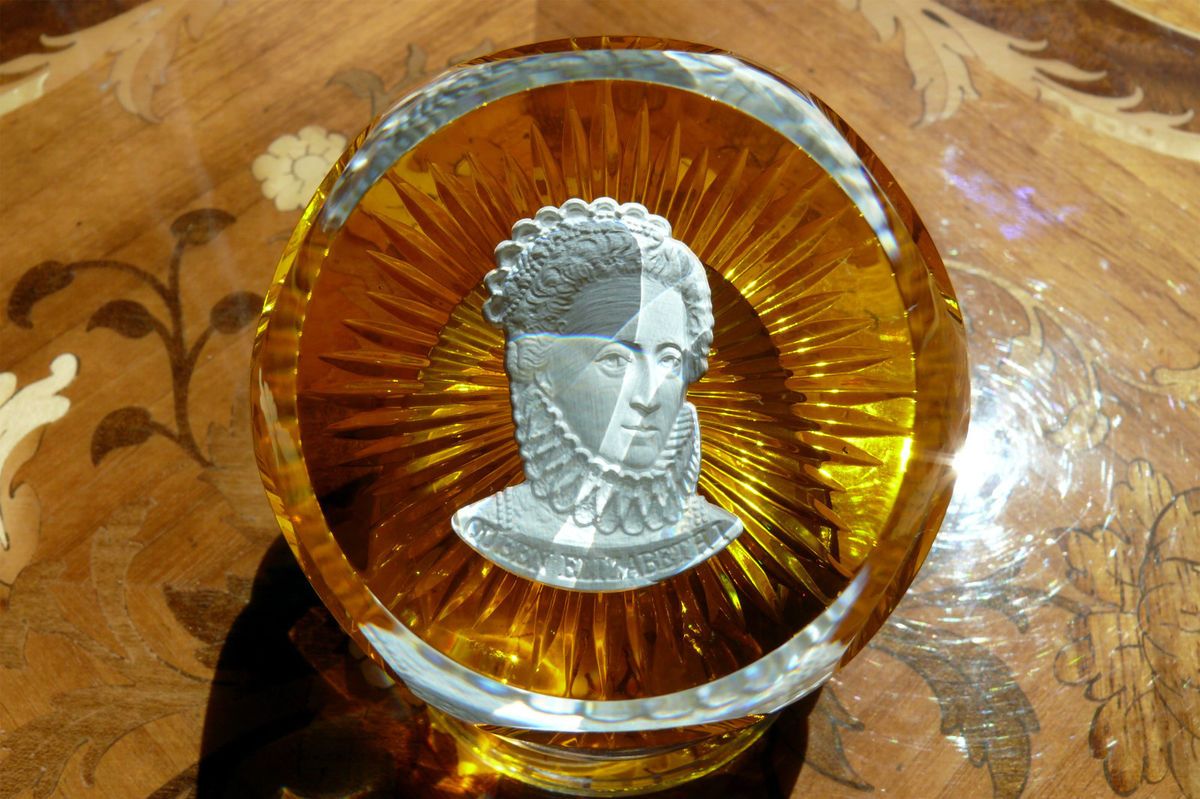Baccarat Sulfide Paperweight Franklin Mint Queen Elizabeth Gold Base