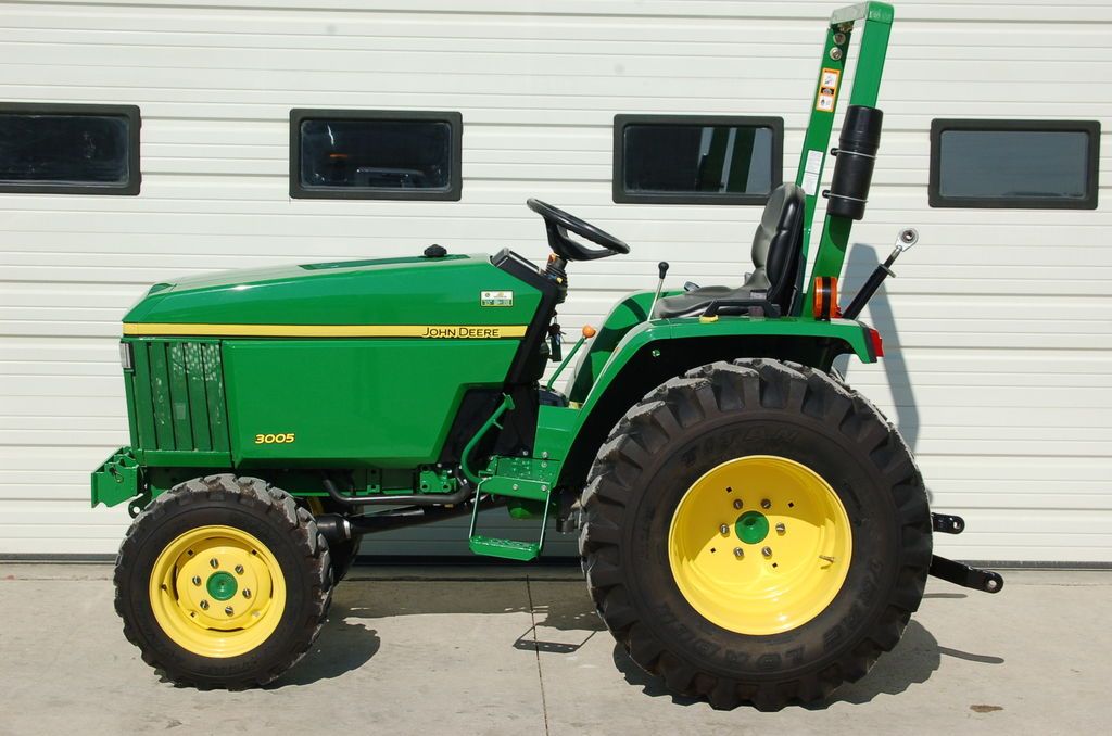 JOHN DEERE 3005 COMPACT UTILITY TRACTOR, 4X4 27 HP DIESEL R4 IND 1 