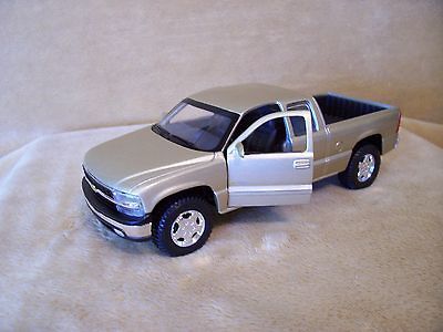 24 DIECAST MAISTO SPECIAL EDITION 1998 CHEVY SILVERADO EX CAB 