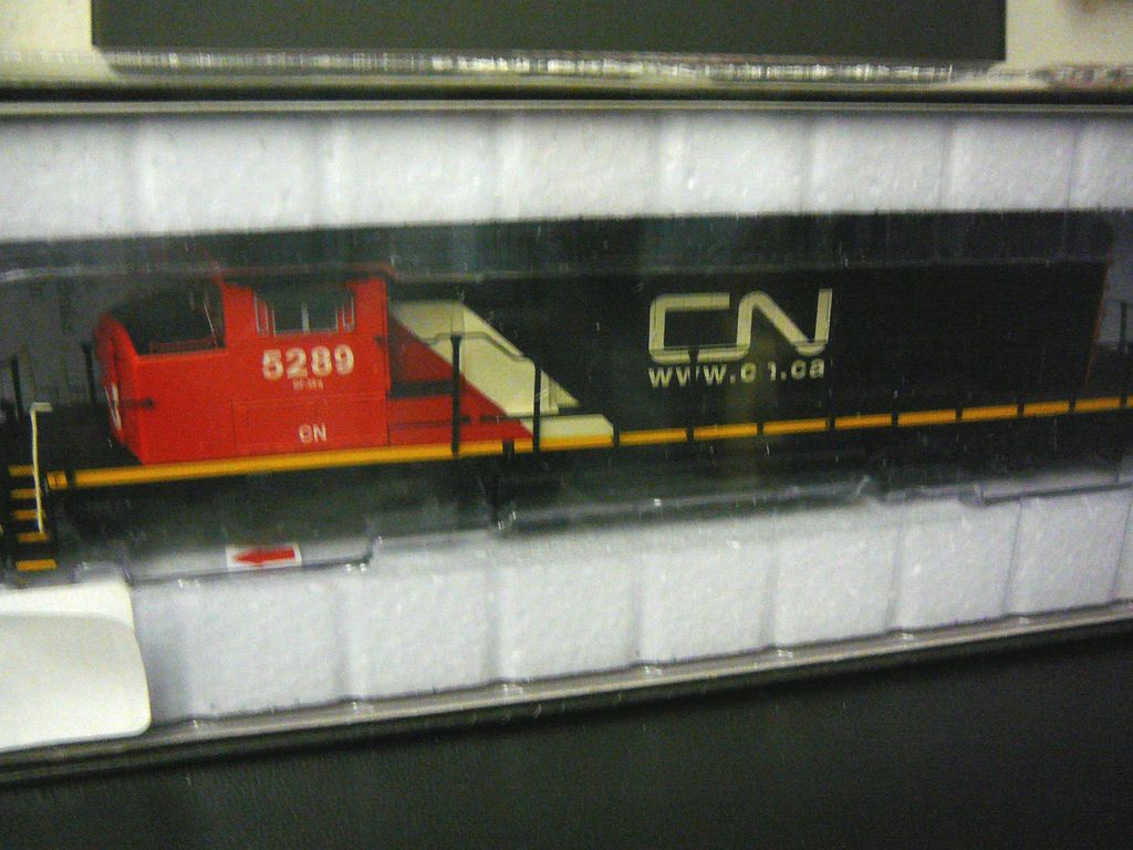 ho sd40 2w locomotive w sound cn intermountain 49303 02