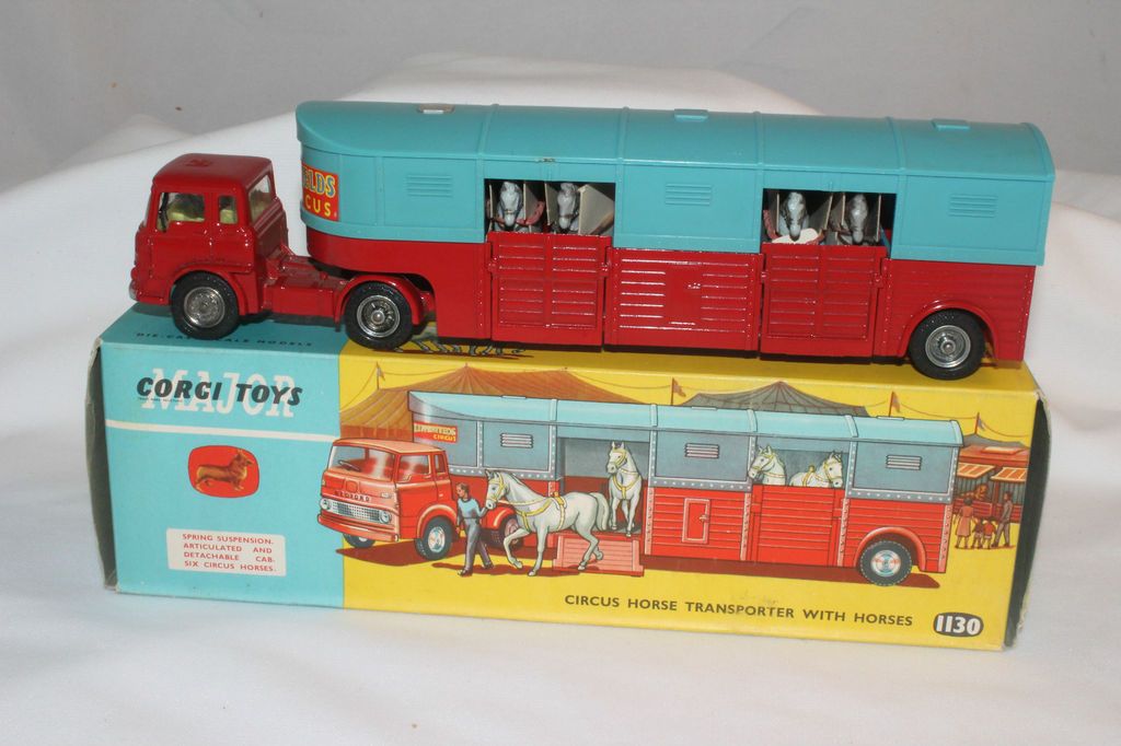 Corgi #1130 Chipperfields Bedford Circus Horse Transporter 