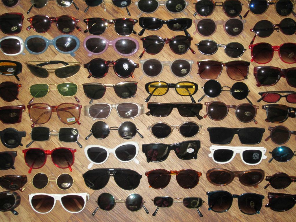 WHOLESALE JOB LOTS ~ 25 PAIRS OF VINTAGE SUNGLASSES (MIXED UNISEX)