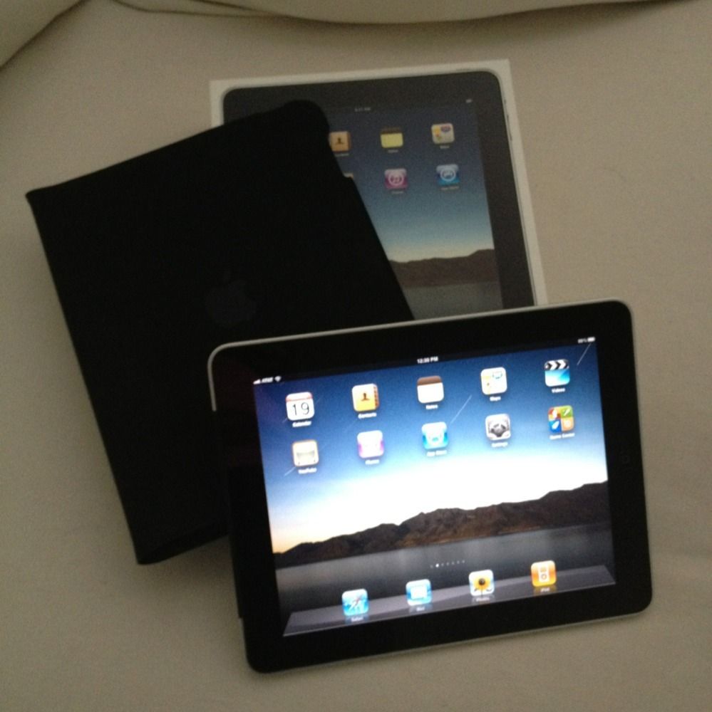 Apple iPad 1st Gen 64 GB WiFi 3G Case Box