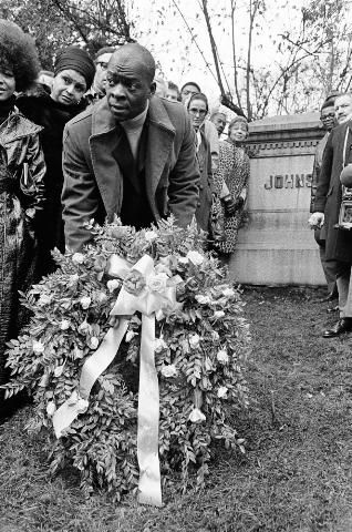 1069 35mm Negs Brock Peters Visits J Johnson Grave 10