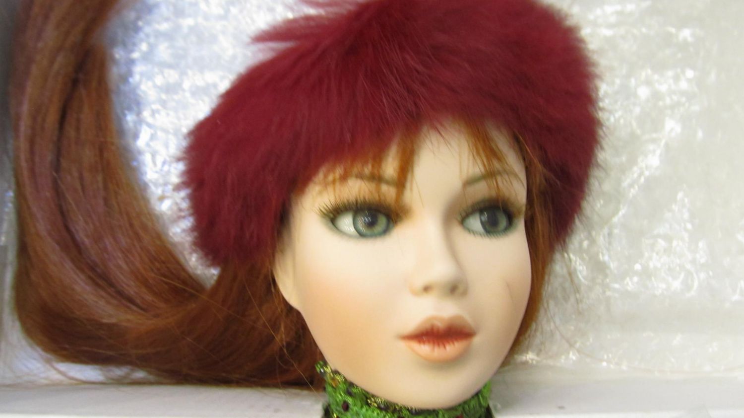 Mundia Christine et Cecile Porcelain Doll 2002