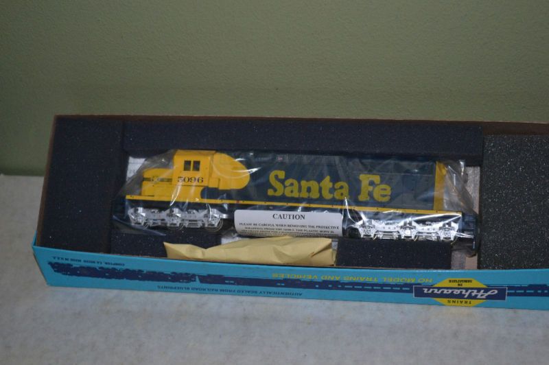  Athearn 6410 Santa FE SD40 2 Powered Loco HO