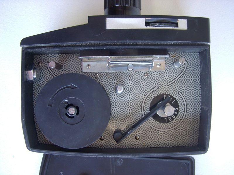 about this item up for sale is this croydon deluxe 8mm movie camera