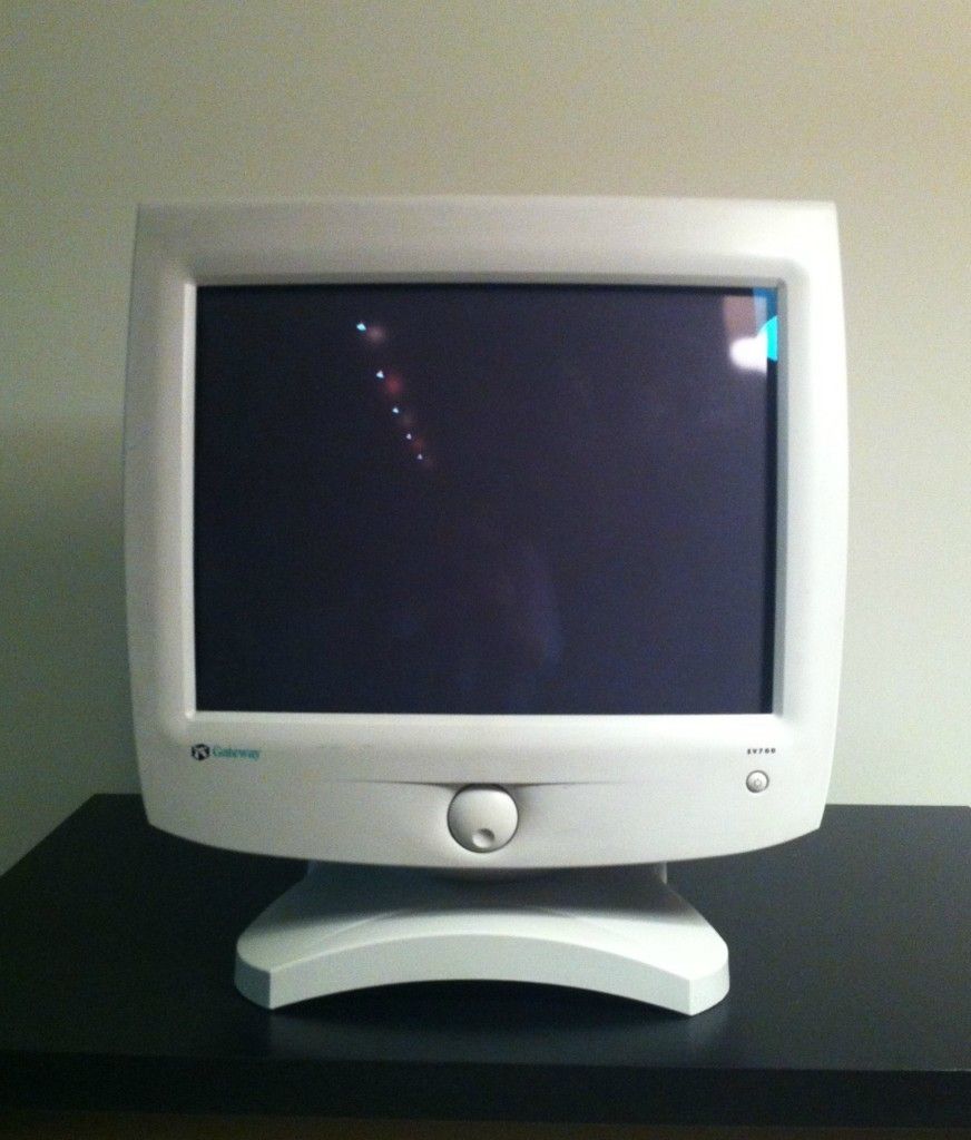  Gateway EV 700 17" CRT Monitor White