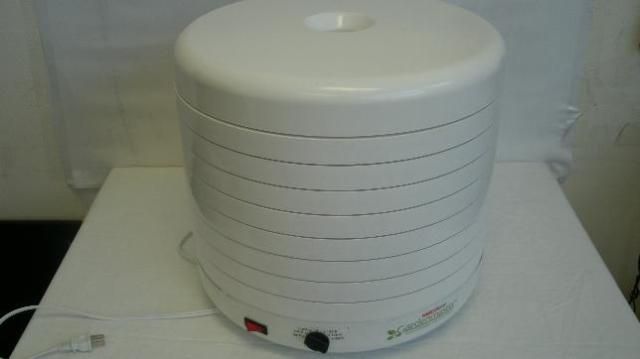 Nesco American Harvest FD 1018P 1000 Watt Food Dehydrator Kit