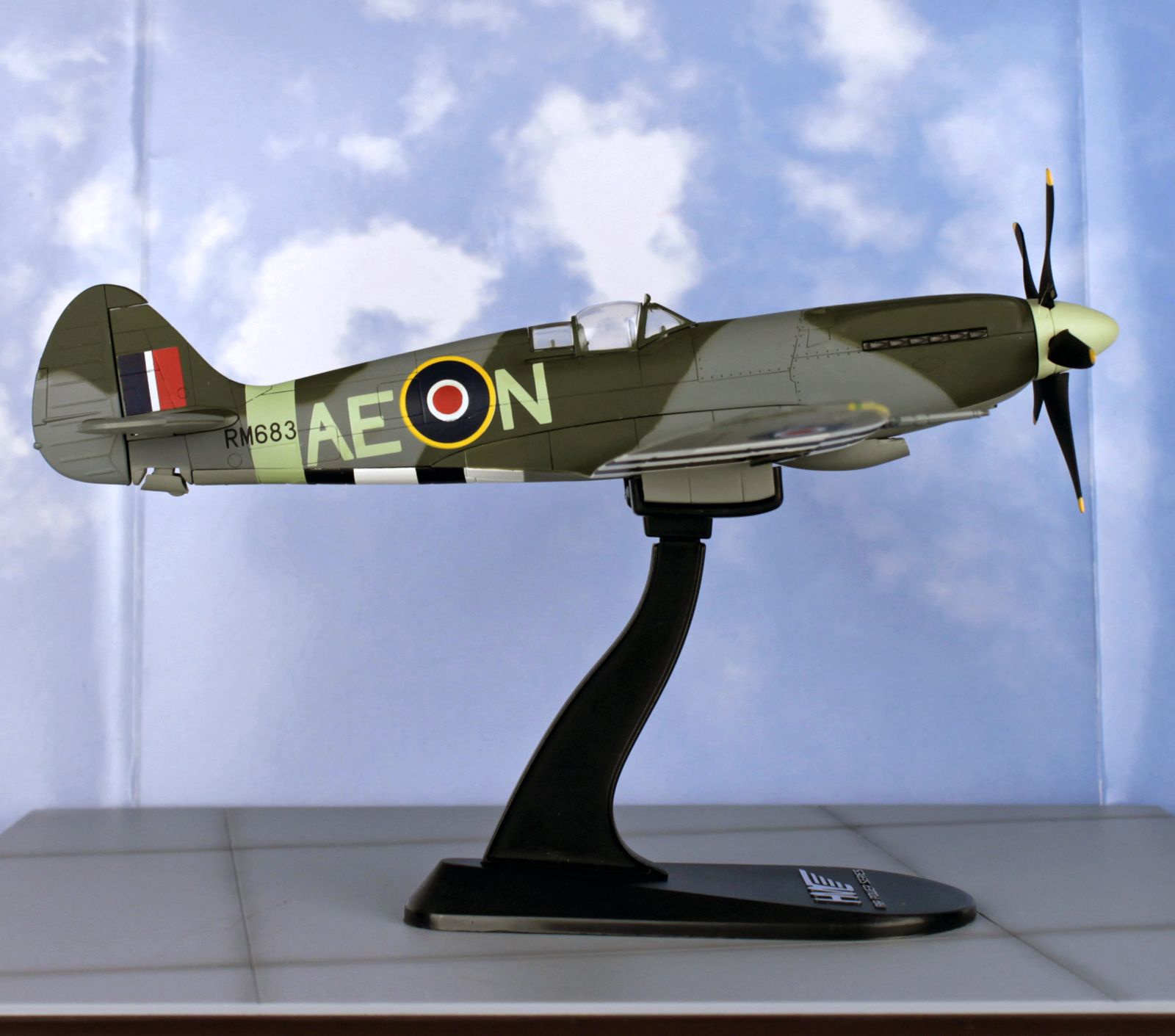  HA7110 Spitfire Mk.XIV Wilbert Dodd, RAF #402 1/48 Diecast Model