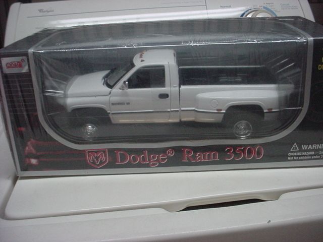 Anson Dodge RAM 3500 Dually Pickup Truck 1 18 Scale White