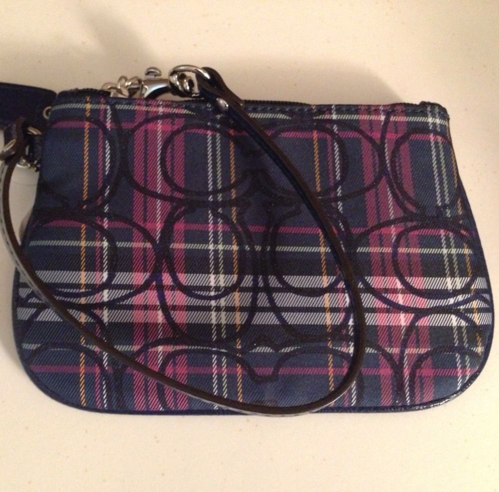 NWT COACH SIGNATURE TARTAN PLAID WRISTLET F48110