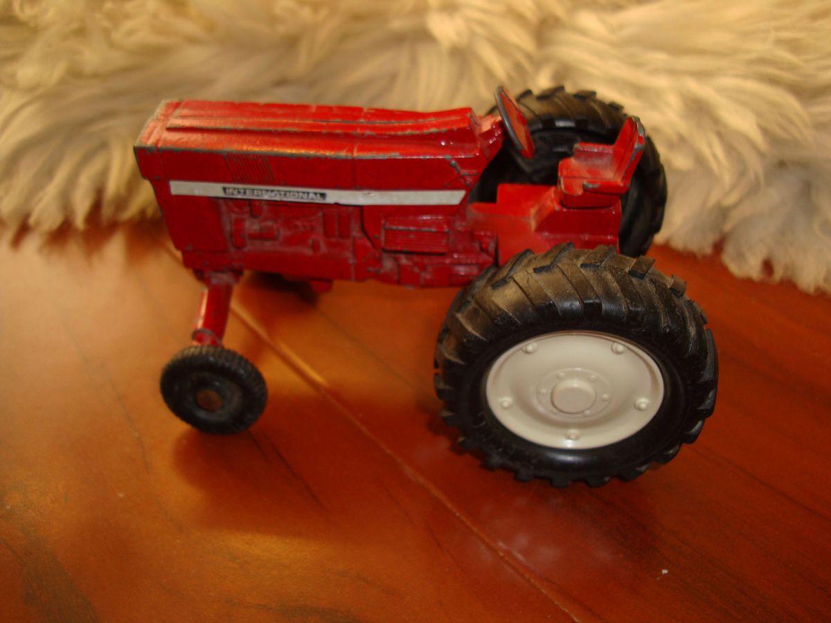 Beautiful Antique ertl farmall dyersville Iowa international tractor