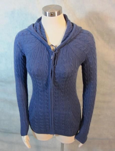 MODERN FAMILY CLAIRE DUNPHY JULIE BOWEN WORN SWEATER EP 204 COA