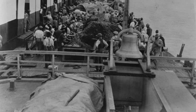 Description 1927 Helena, Ark., loading refugees & stocks. Barge