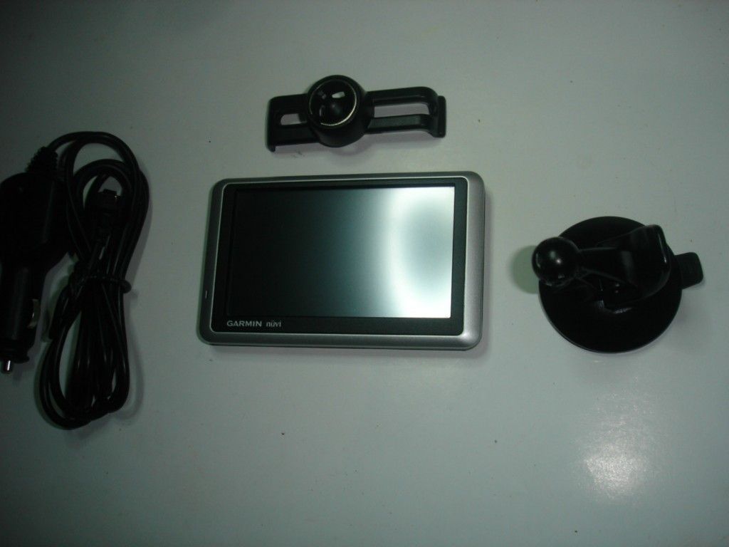 GARMIN NUVI 1300LM 4.3 GPS NAVIGATOR W/ LIFETIME MAPS 010 00782 4R