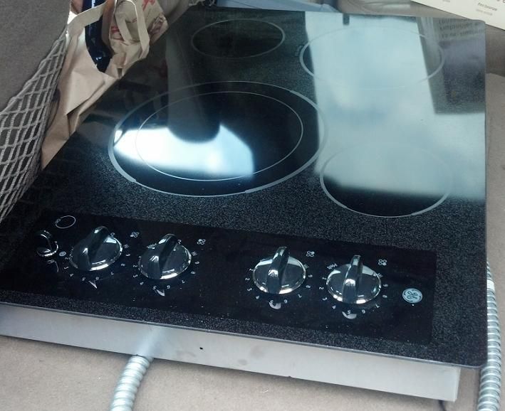 GE 30 CleanDesign Electric Cooktop   **NEW   DISPLAY UNIT**