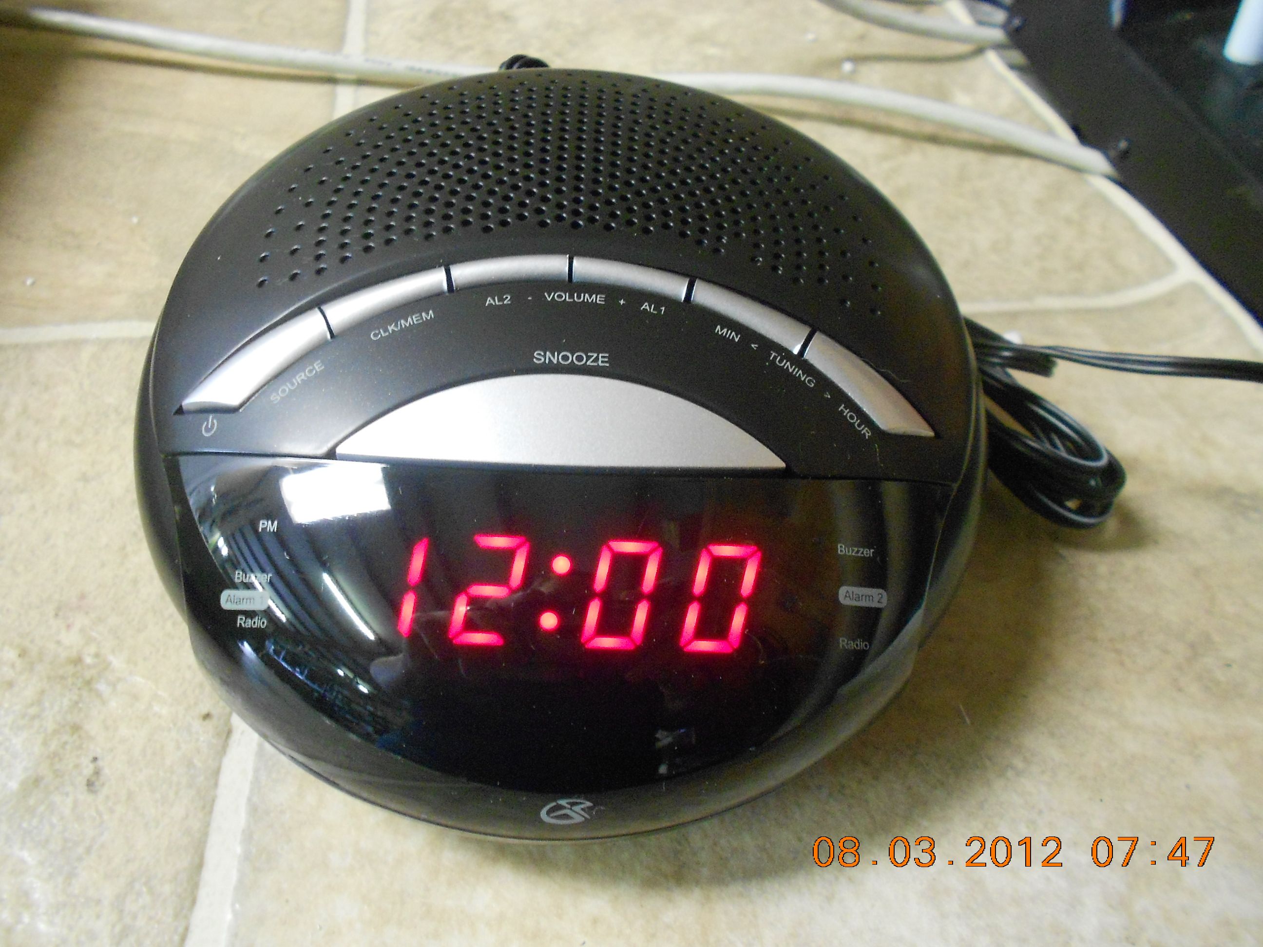 GPX C222B Am FM Clock Radio with Dual Alarms Black