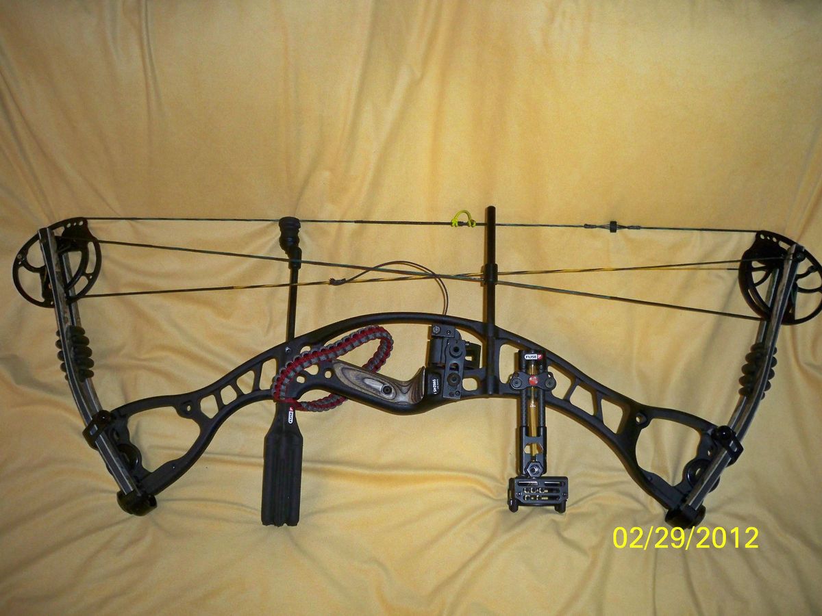 Hoyt Alphamax 32 Bow w Fuse 5 Pin Sight