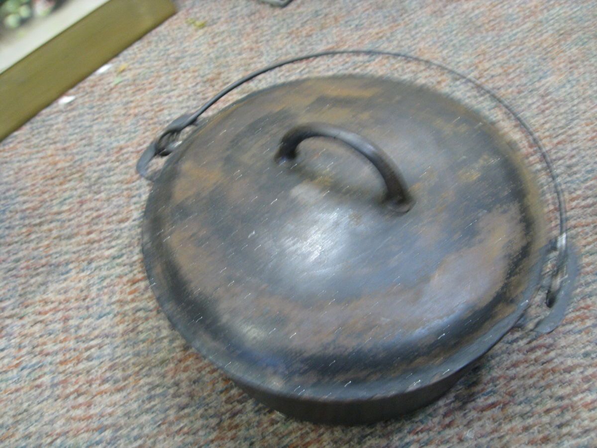 Antique Griswold Cast Iron 9 Dutch Oven w Lid Large Logo Lid 2552