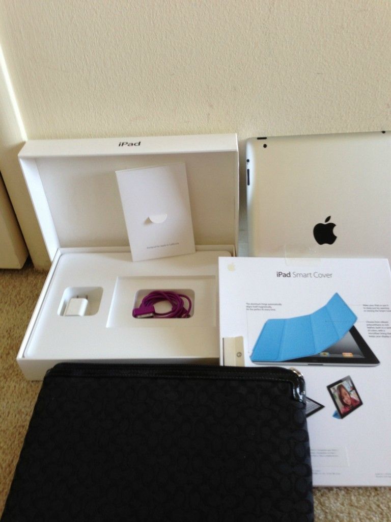 iPad 2 16 gb wifi BLACK with EXTRAS COACH iPad bag & SMART COVER