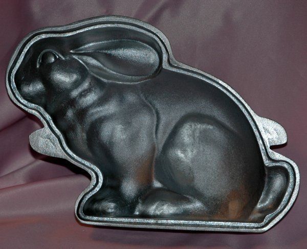 KITCHEN SUPPLY BUNNY / RABBIT CAKE MOLD ALUMINUM HAND CAST METAL LARGE