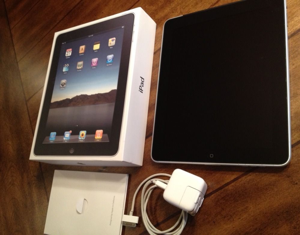 Near Mint Apple iPad 1st Generation 16GB Wi Fi 3G at T Black MC349LL A