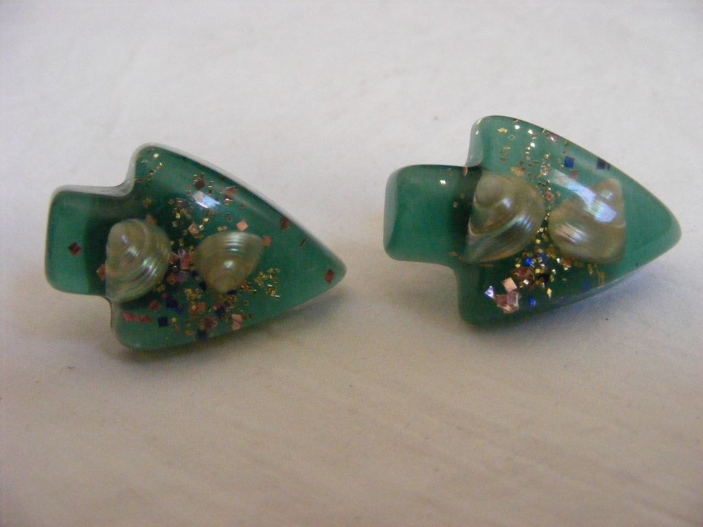 Vtg Green Lucite CONFETTI Sea Shell ARROW Clip On Earrings