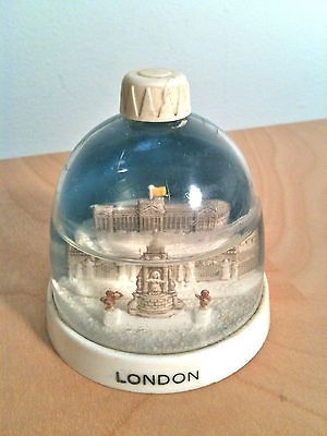 in England Peter Pan Series, LONDON Buckingham Palace snowdome globe