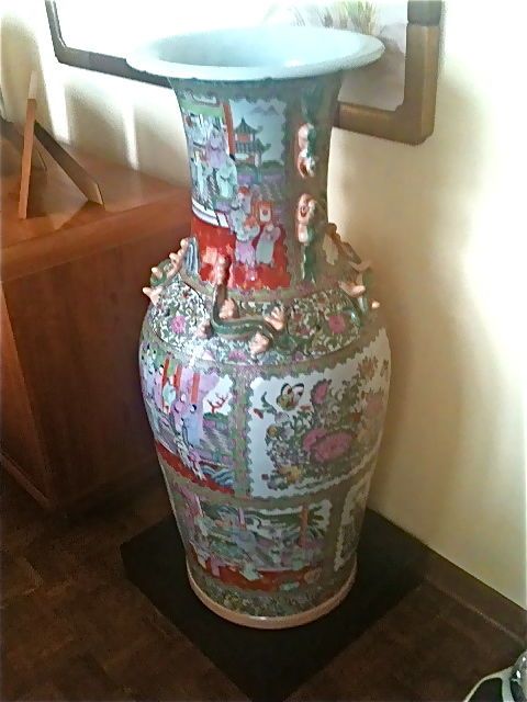 LARGE VINTAGE PORCELAIN/CERA MIC ASIAN FLOOR URN VASE, W/SEPARATE